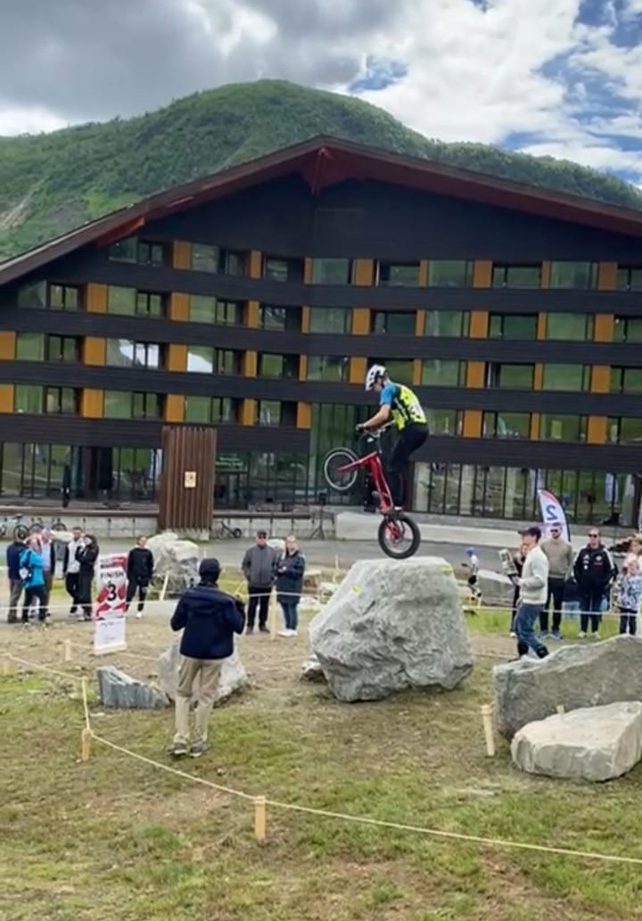 Mikel Azcona, en la Copa del Mundo de trialbici 2024